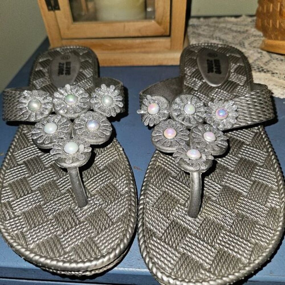 Wave Zone Womens Silver‎ Floral Faux Pearl Flip Flop Sandals Size 10 Metallic
